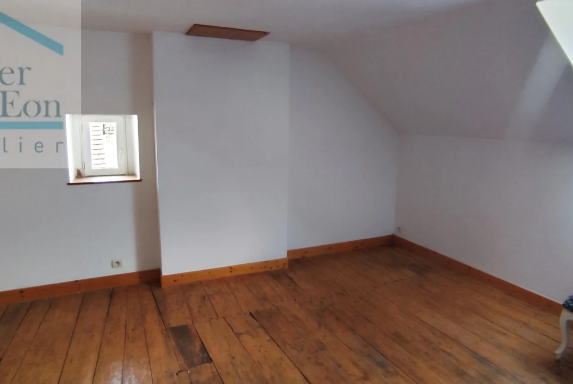 Vend maison à Ancy-le-Franc avec cour et jardin, 2 chambres, habitable immédiatement 