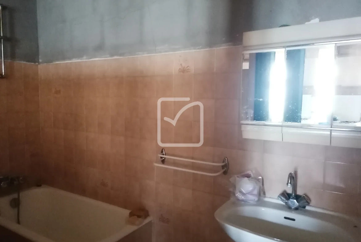 Maison à Saint Malo des trois fontaines de 108 m² avec jardin et potentiel de rénovation 