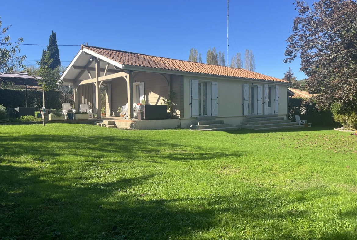 Maison de plain-pied à vendre à Aillas avec terrain clos et terrasse couverte 
