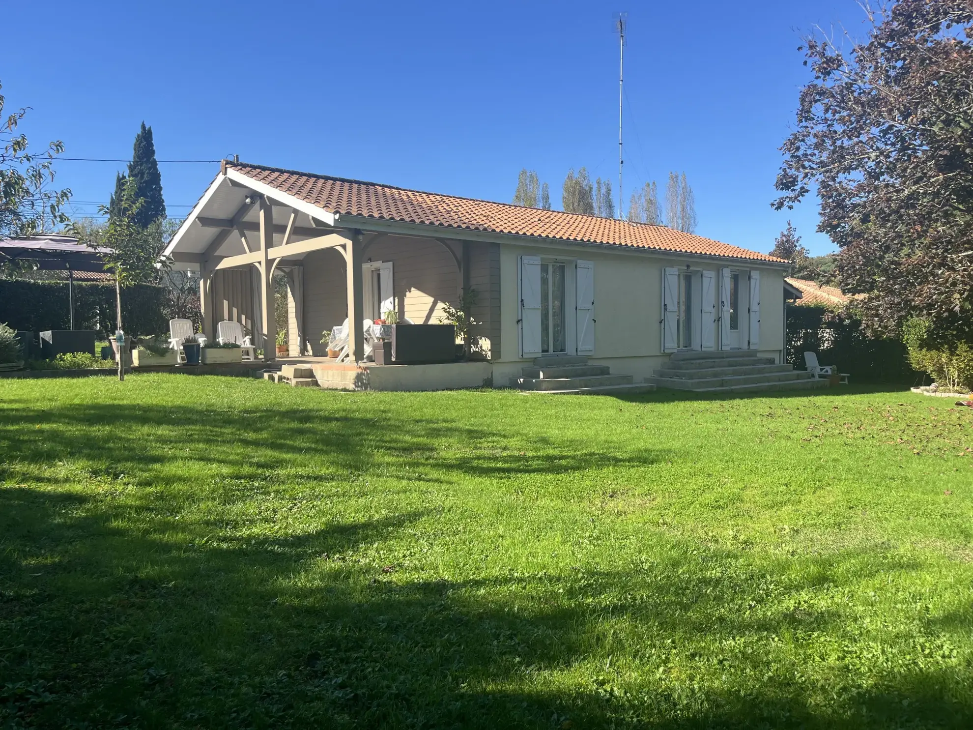 Maison de plain-pied à vendre à Aillas avec terrain clos et terrasse couverte 