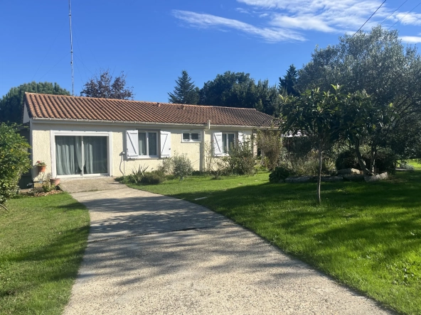 Maison de plain-pied à vendre à Aillas avec terrain clos et terrasse couverte