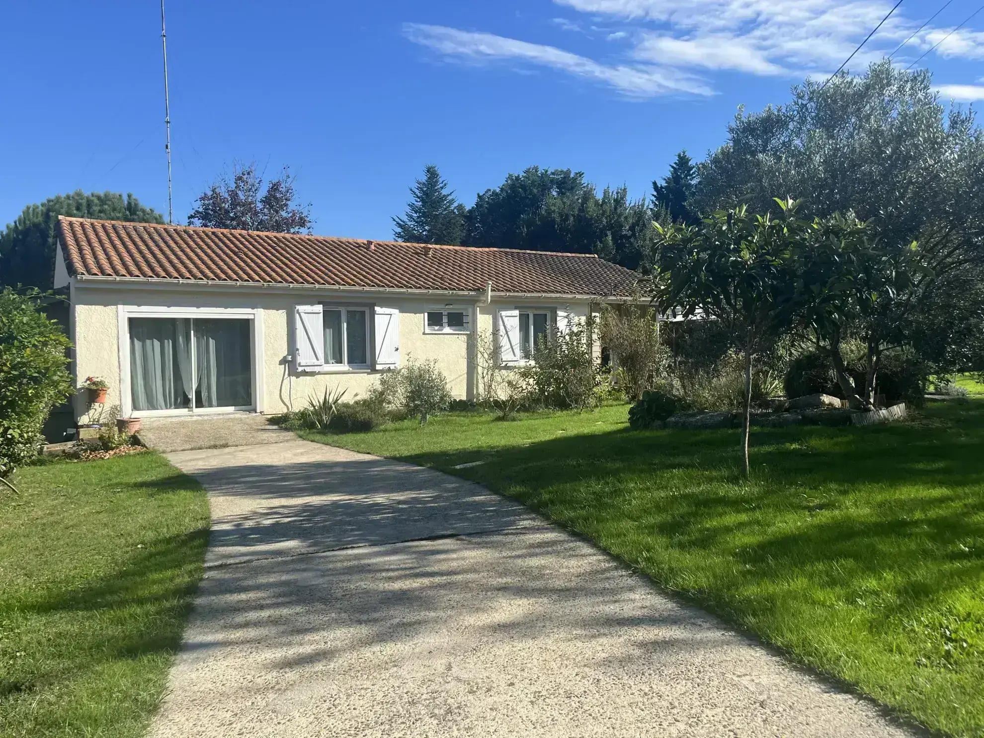 Maison de plain-pied à vendre à Aillas avec terrain clos et terrasse couverte 