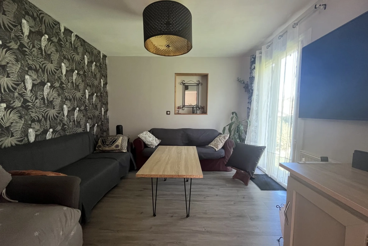 Maison de plain-pied à vendre à Aillas avec terrain clos et terrasse couverte 
