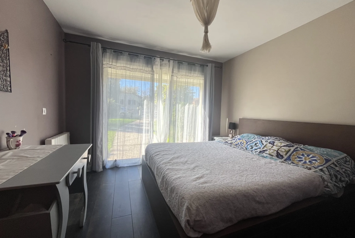 Maison de plain-pied à vendre à Aillas avec terrain clos et terrasse couverte 