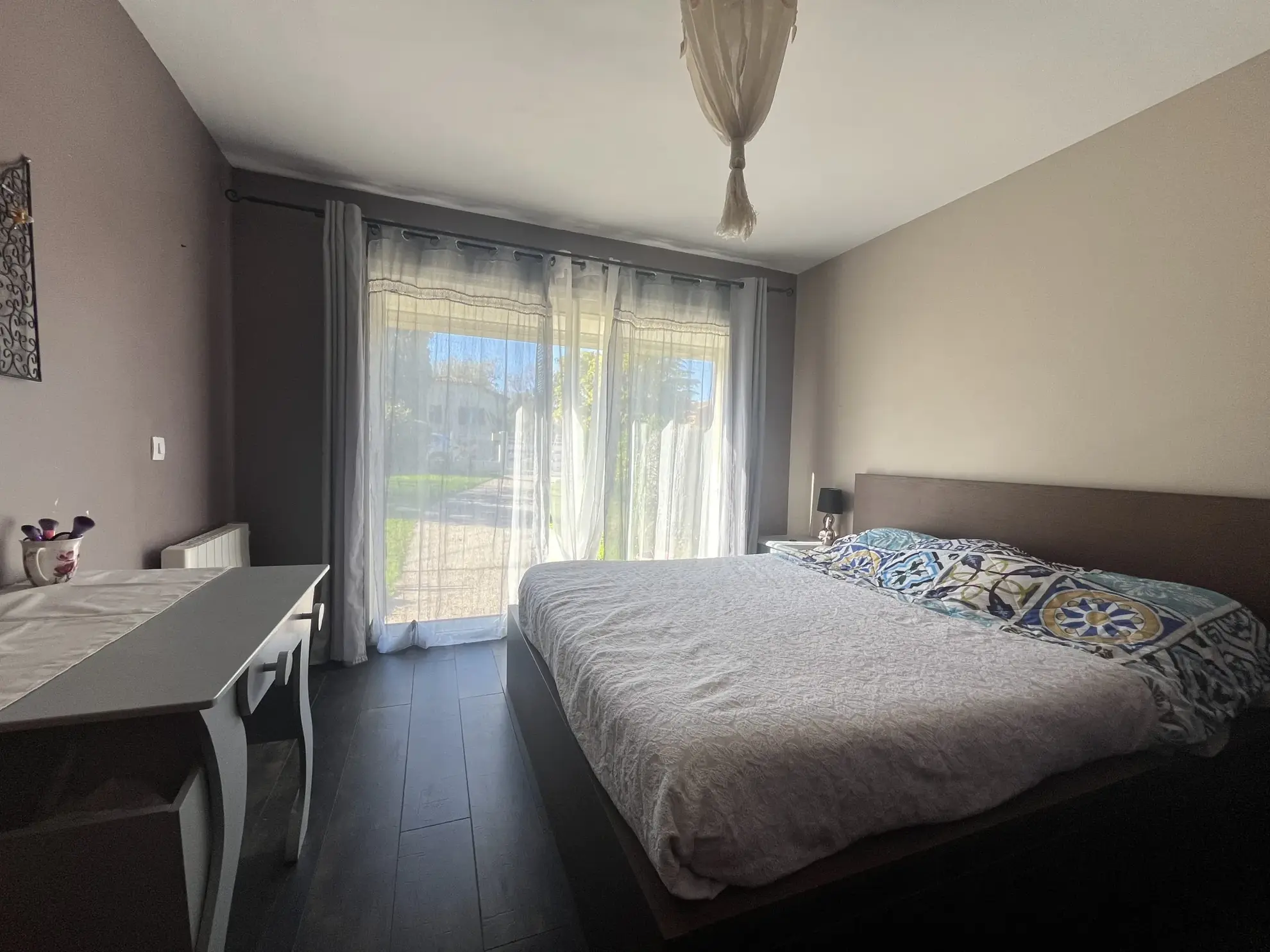 Maison de plain-pied à vendre à Aillas avec terrain clos et terrasse couverte 
