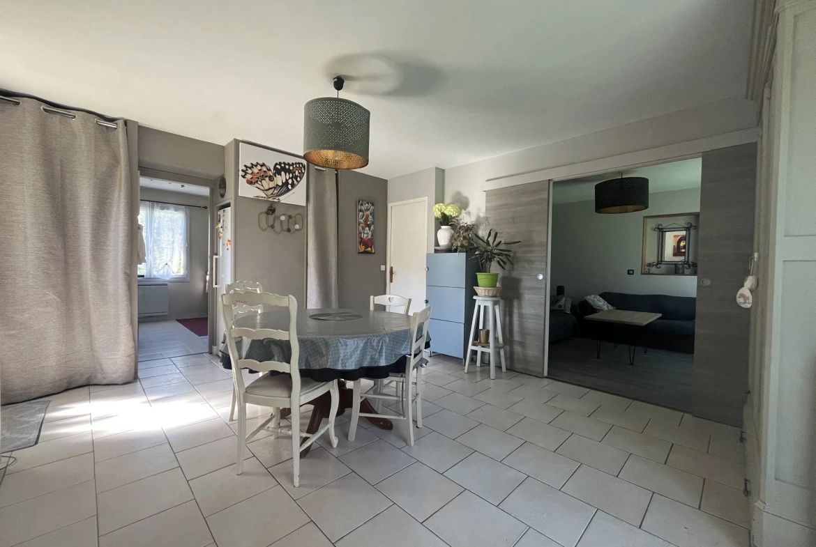 Maison de plain-pied à vendre à Aillas avec terrain clos et terrasse couverte 