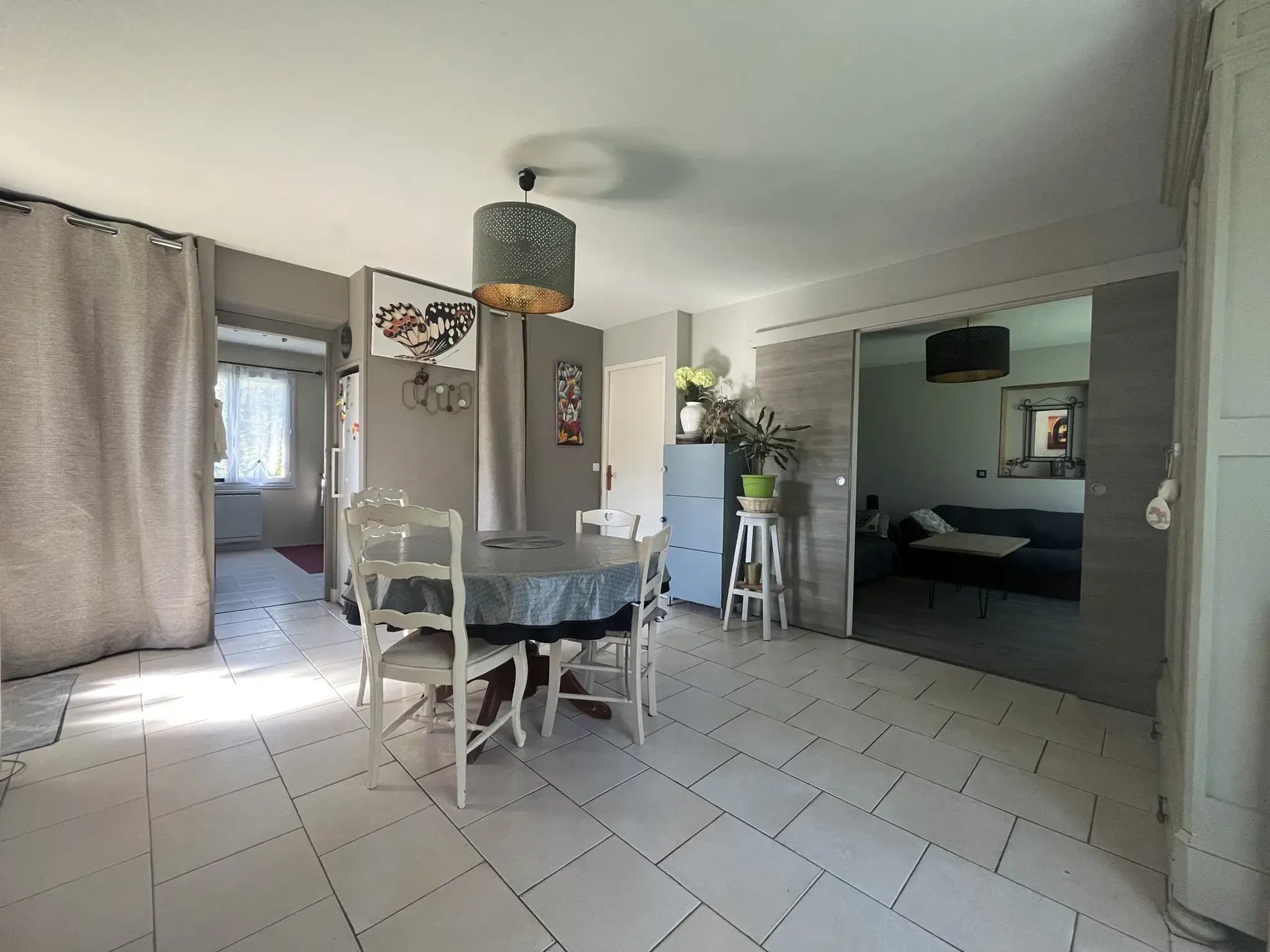 Maison de plain-pied à vendre à Aillas avec terrain clos et terrasse couverte 