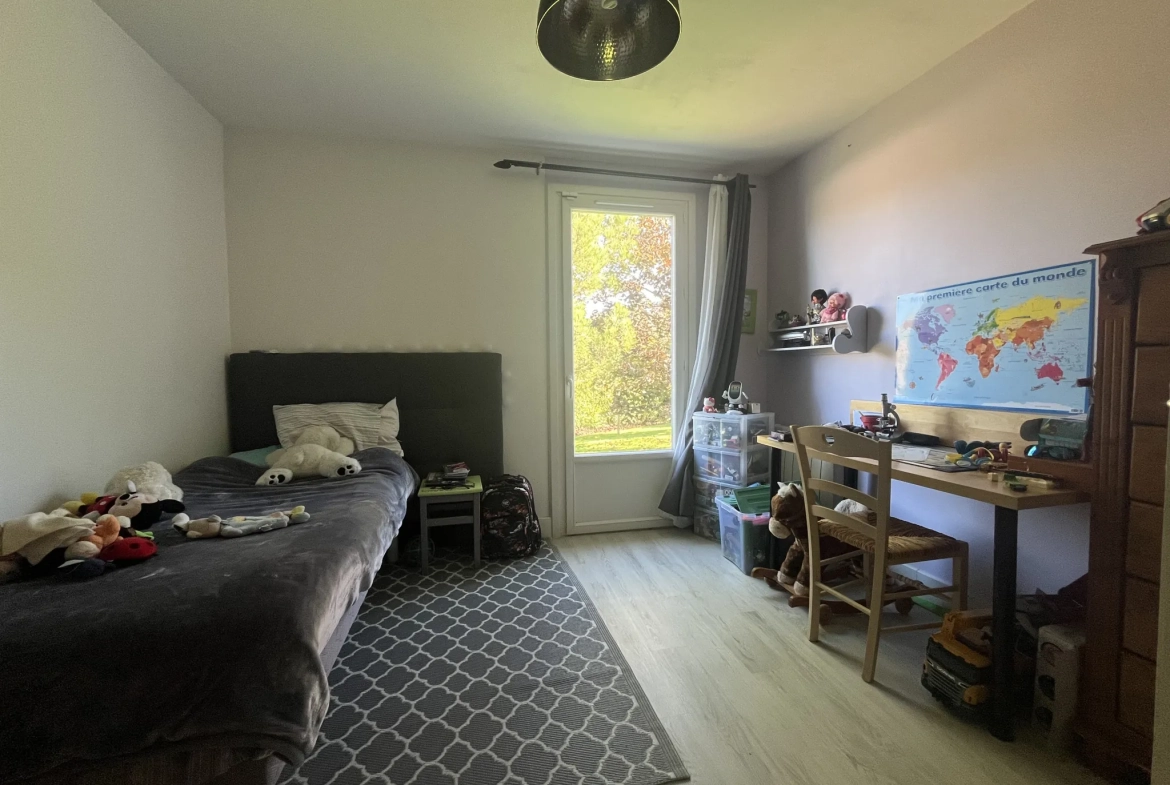 Maison de plain-pied à vendre à Aillas avec terrain clos et terrasse couverte 