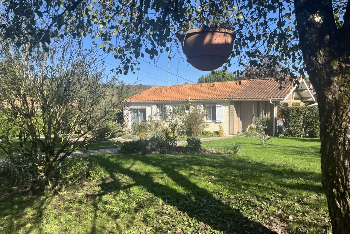 Maison de plain-pied à vendre à Aillas avec terrain clos et terrasse couverte 