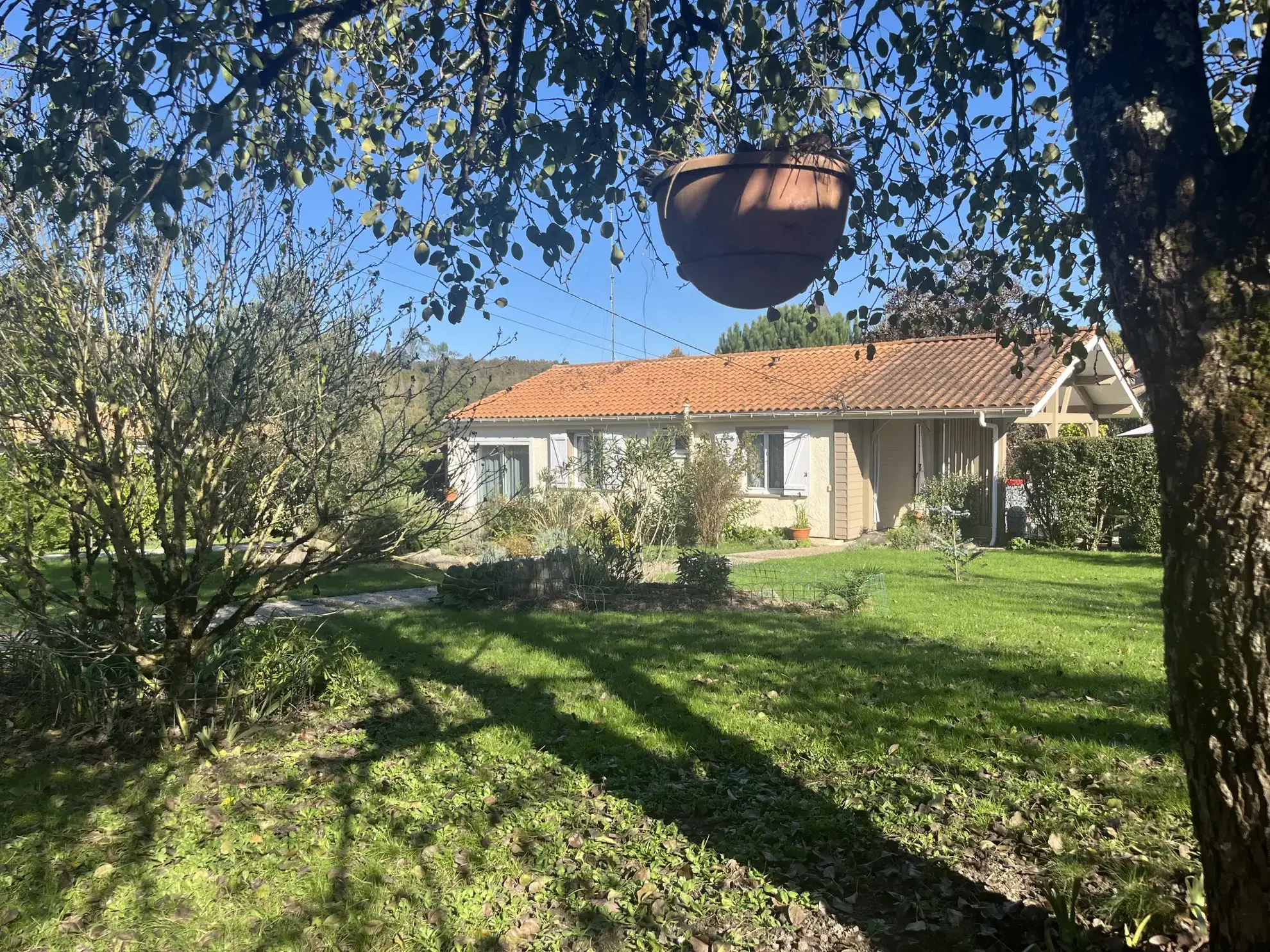 Maison de plain-pied à vendre à Aillas avec terrain clos et terrasse couverte 