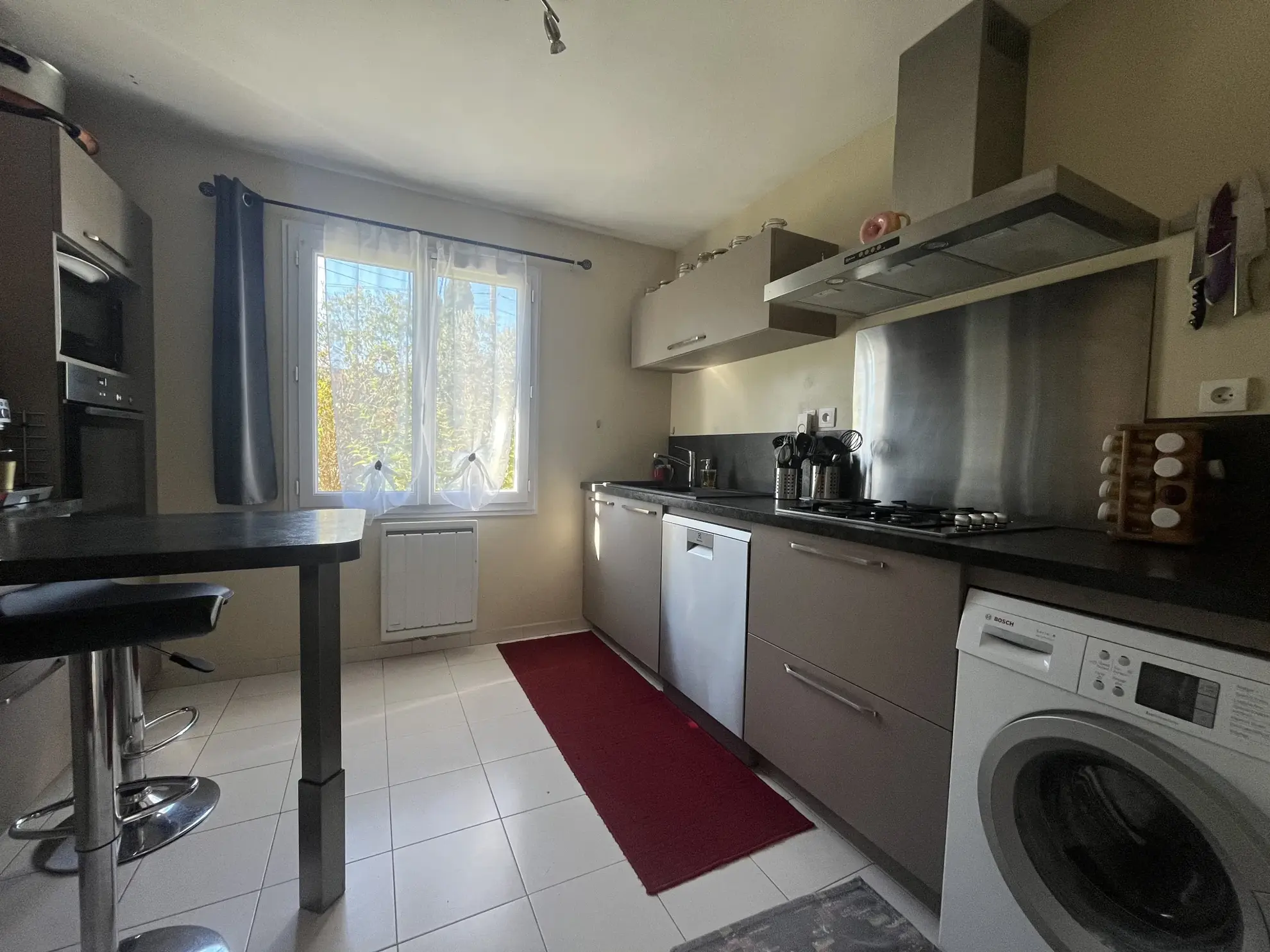 Maison de plain-pied à vendre à Aillas avec terrain clos et terrasse couverte 