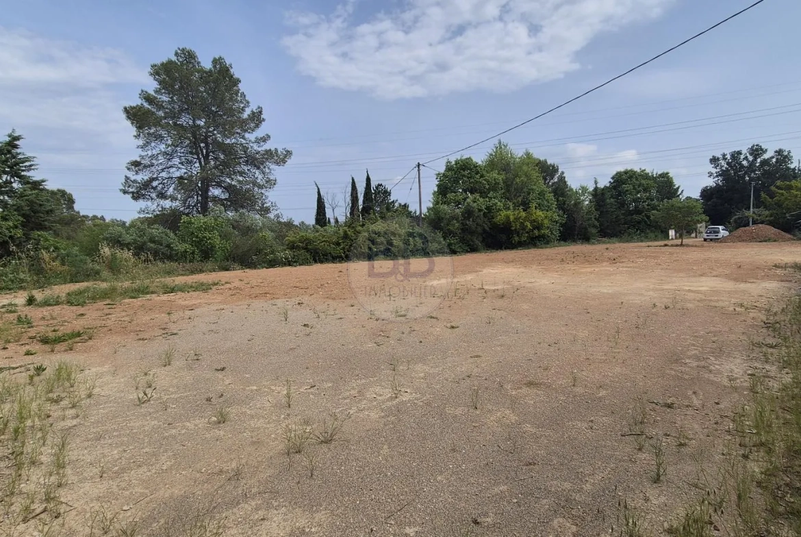 Terrain constructible rare aux Arcs-sur-Argens avec permis pour villa et piscine 