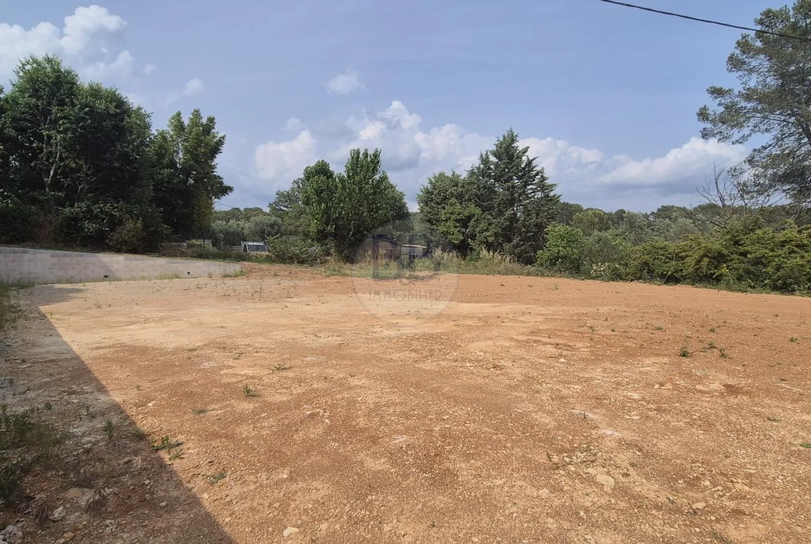 Terrain constructible rare aux Arcs-sur-Argens avec permis pour villa et piscine 