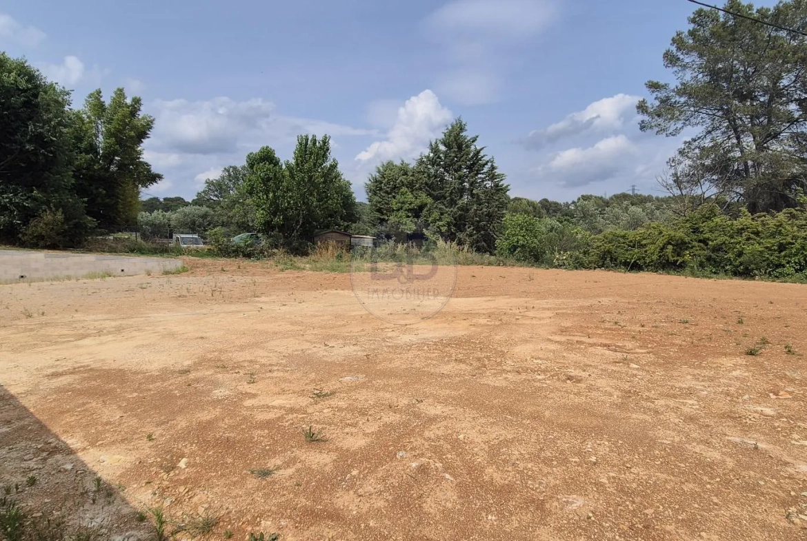 Terrain constructible rare aux Arcs-sur-Argens avec permis pour villa et piscine 