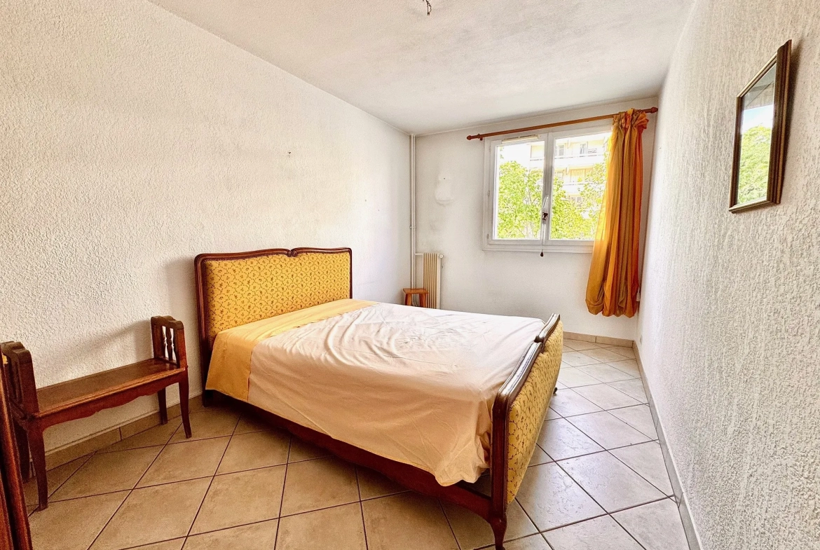 Appartement traversant de 3 ou 4 pièces à Aix-en-Provence, proche du centre-ville 