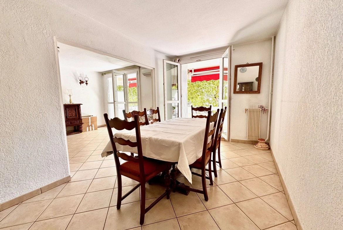Appartement traversant de 3 ou 4 pièces à Aix-en-Provence, proche du centre-ville 