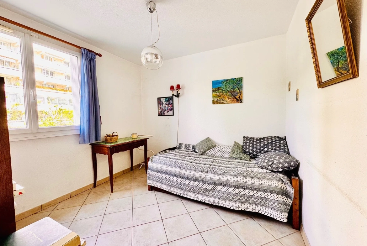Appartement traversant de 3 ou 4 pièces à Aix-en-Provence, proche du centre-ville 