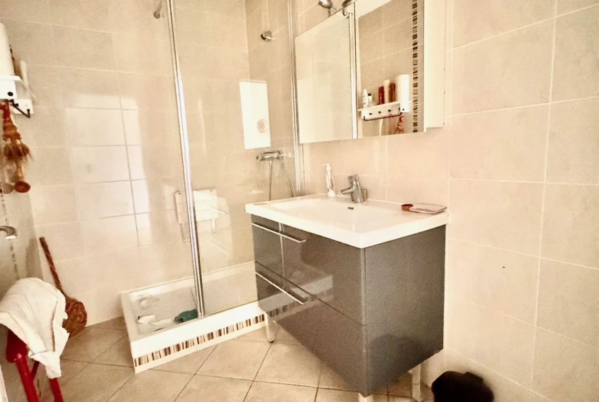 Appartement traversant de 3 ou 4 pièces à Aix-en-Provence, proche du centre-ville 