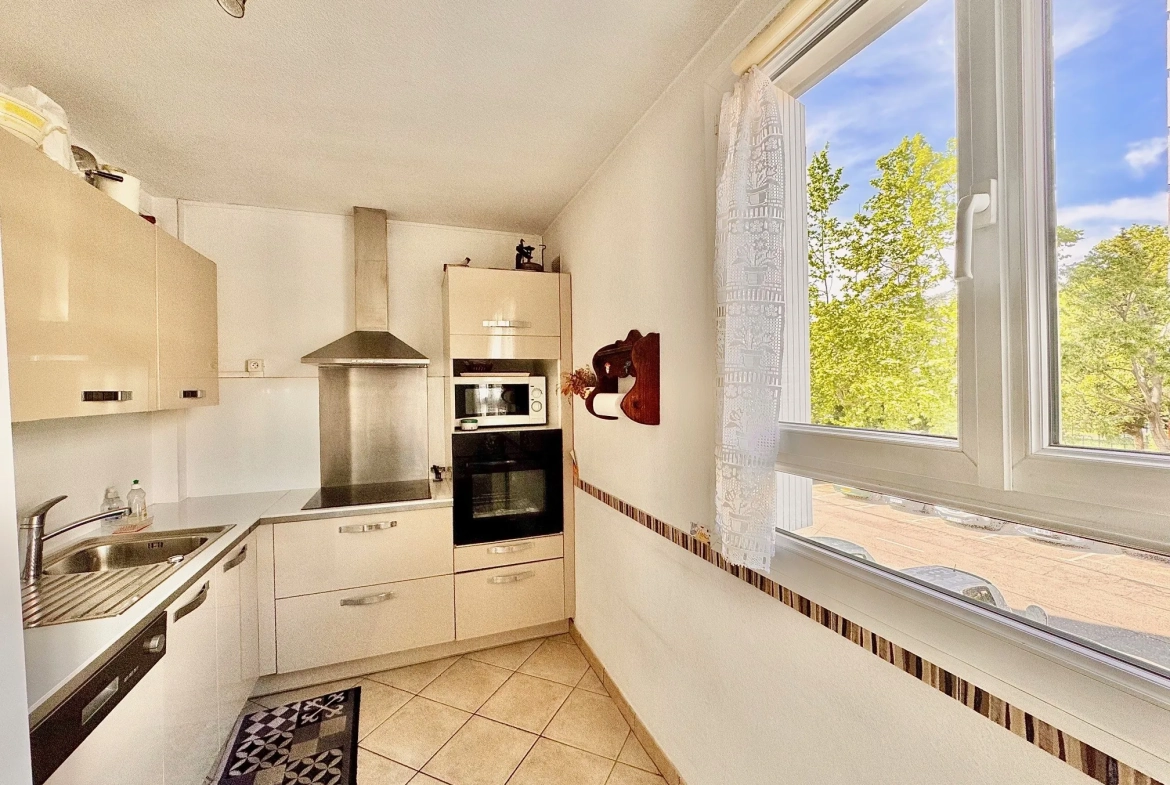 Appartement traversant de 3 ou 4 pièces à Aix-en-Provence, proche du centre-ville 