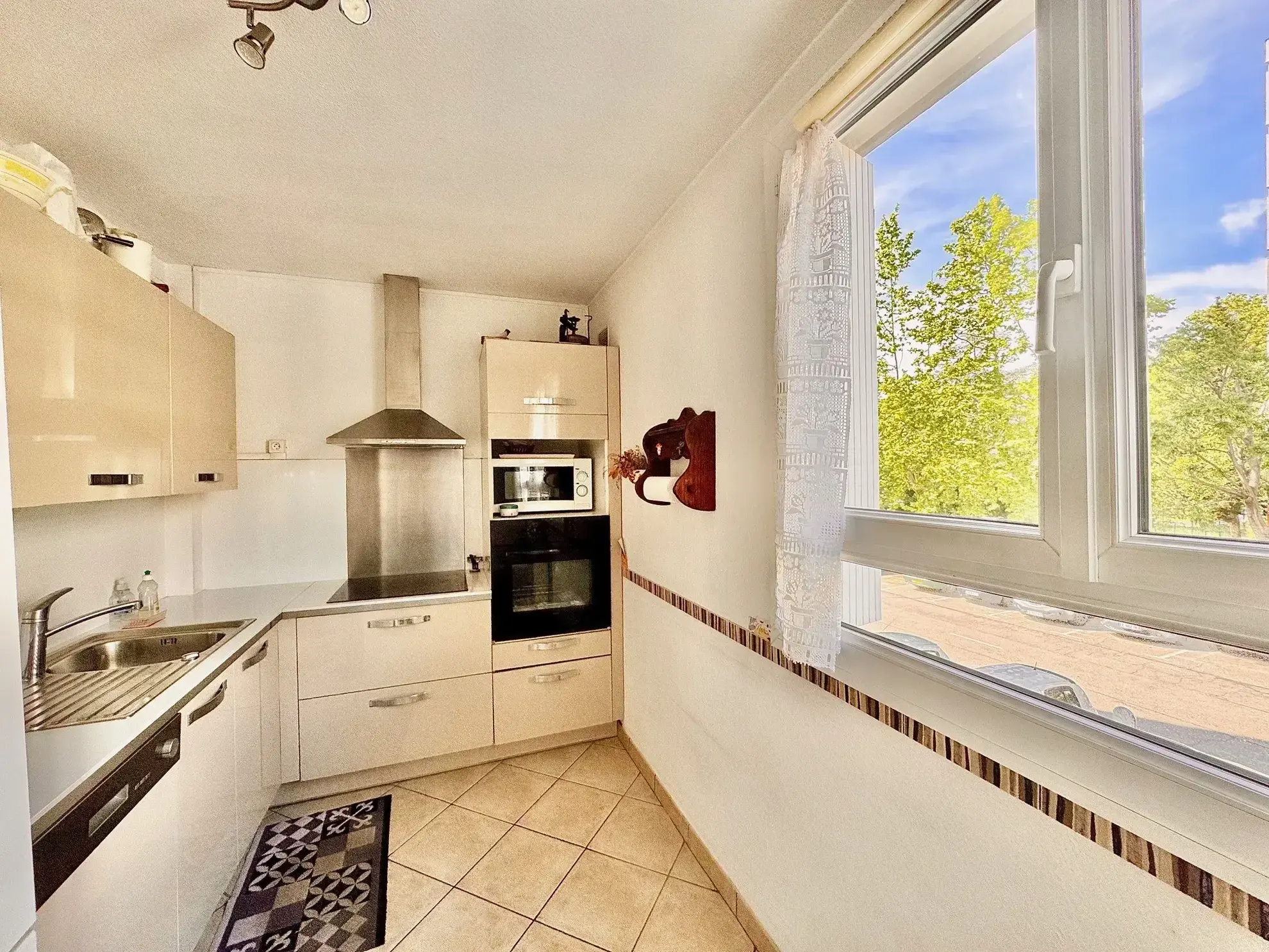 Appartement traversant de 3 ou 4 pièces à Aix-en-Provence, proche du centre-ville 