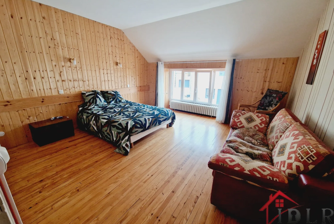 Belle maison familiale de 189 m2 avec grand terrain clos à Fayl Billot 