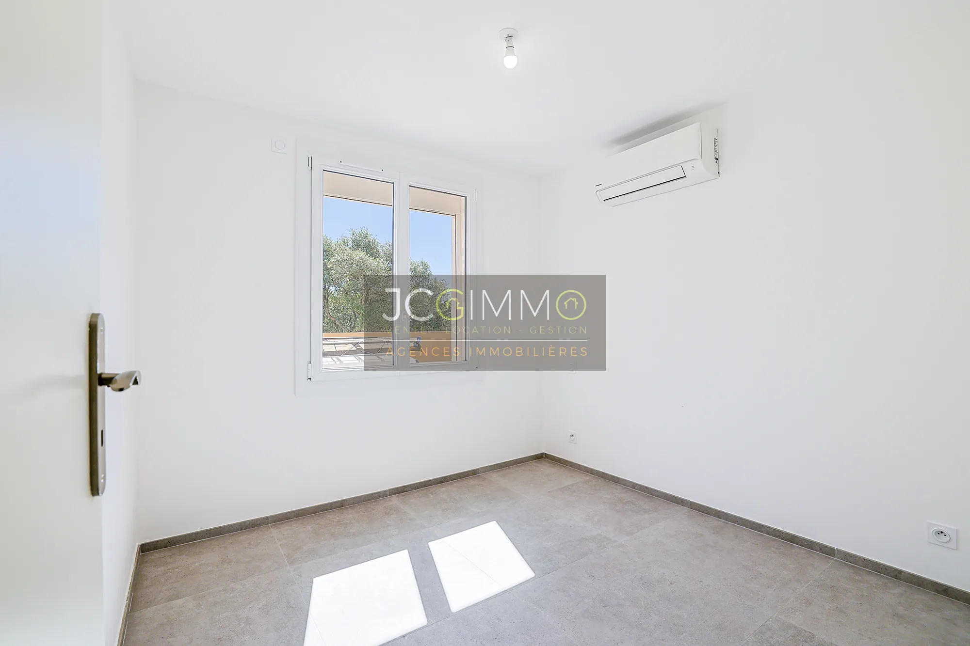 Appartement T3 Rénové avec Terrasse et Parking à La Farlède 