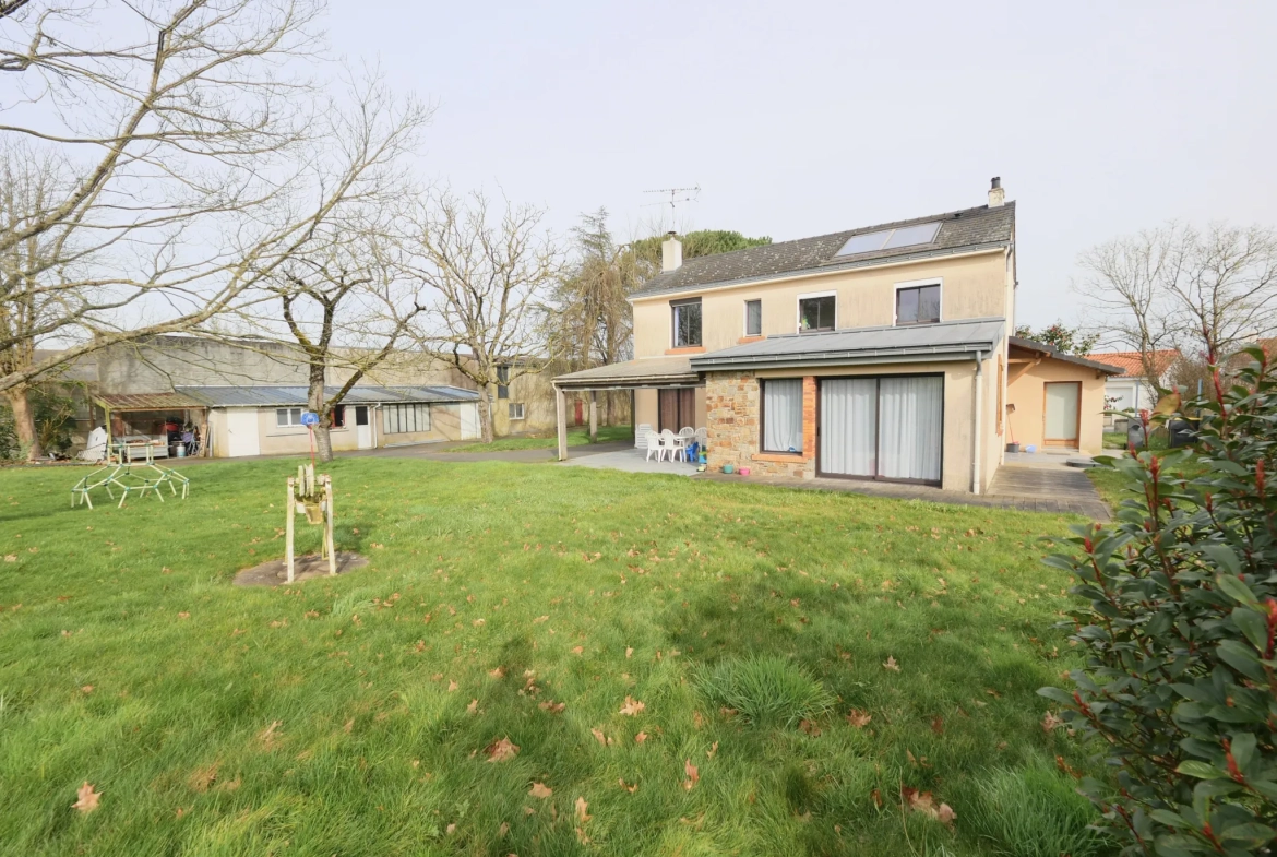 Maison 6 pièces de 135 m² avec jardin à Ville Dieu La Blouère 