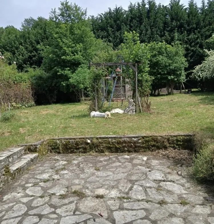 Maison de campagne à rénover près de Tocane Saint Apre avec grange et grand terrain 