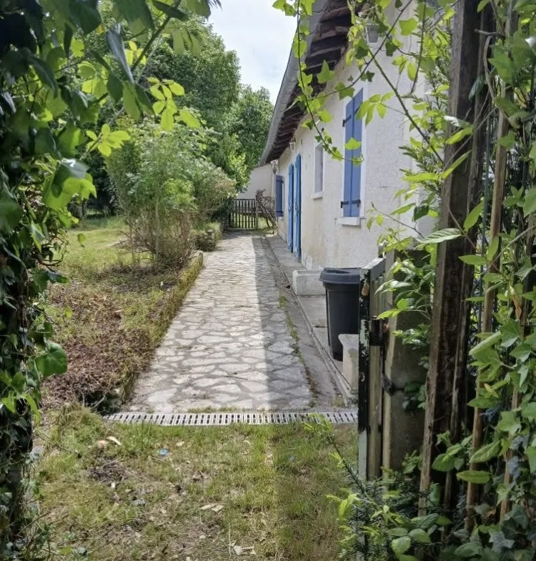 Maison de campagne à rénover près de Tocane Saint Apre avec grange et grand terrain 