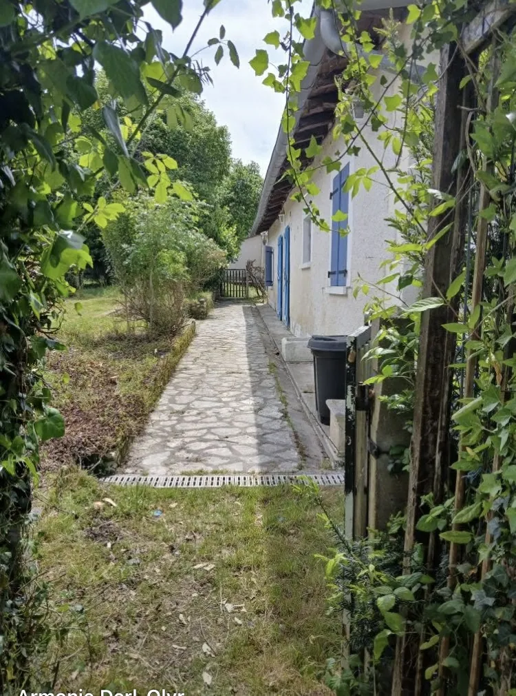 Maison de campagne à rénover près de Tocane Saint Apre avec grange et grand terrain 