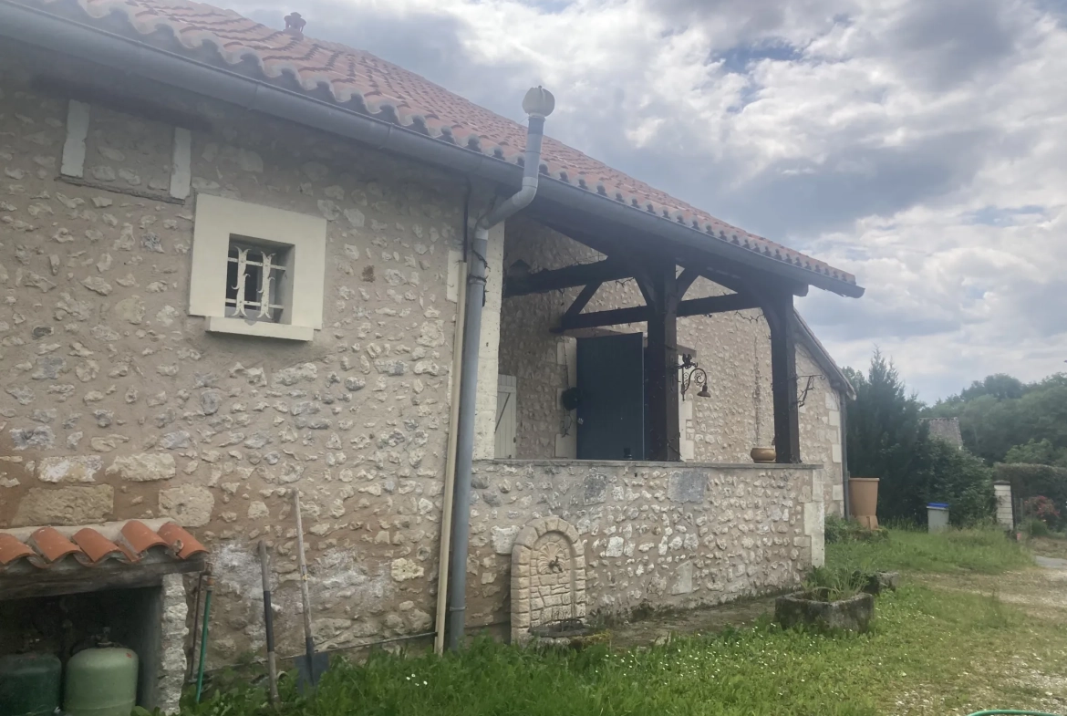 Maison de campagne à rénover près de Tocane Saint Apre avec grange et grand terrain 