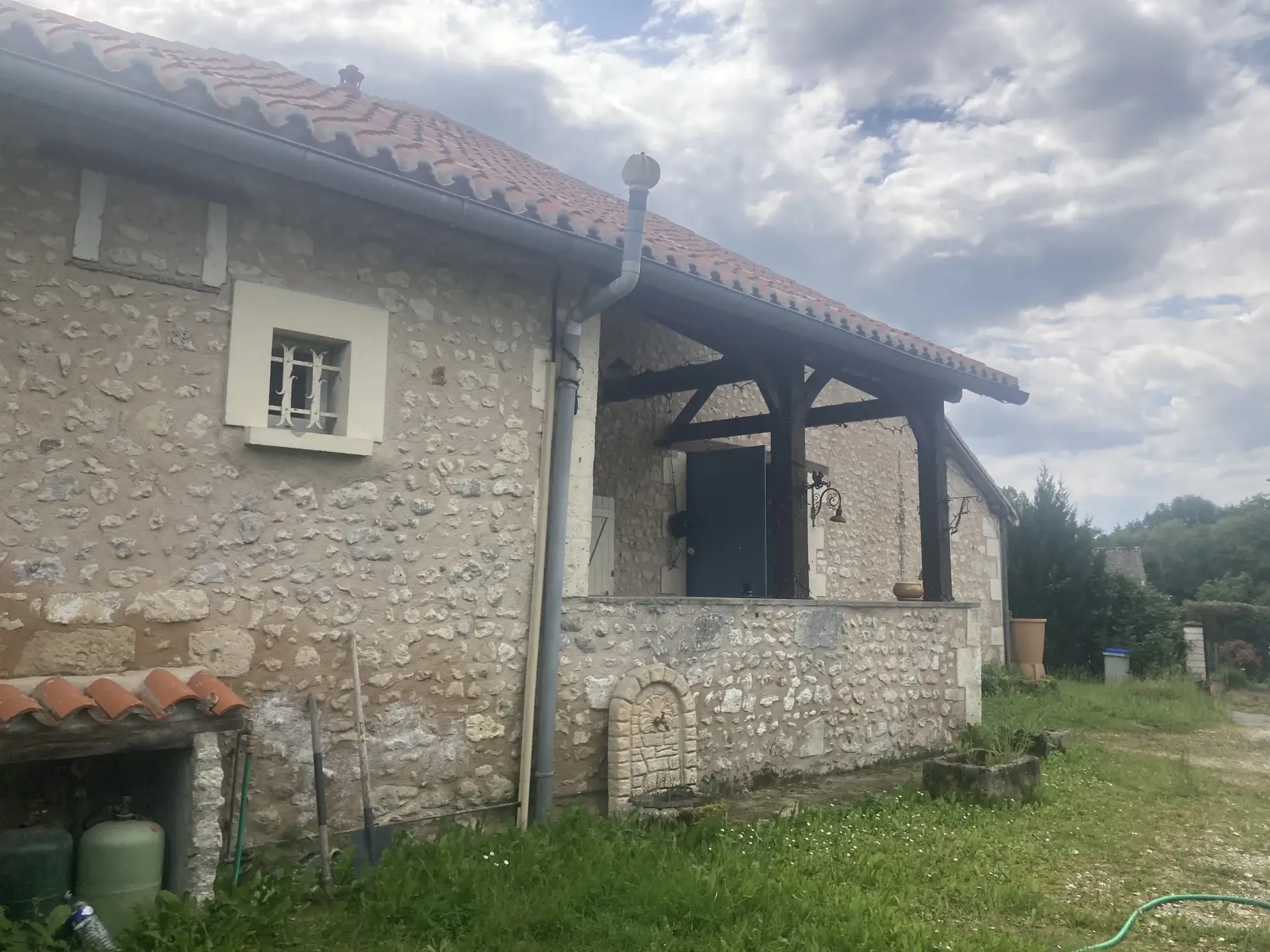 Maison de campagne à rénover près de Tocane Saint Apre avec grange et grand terrain 