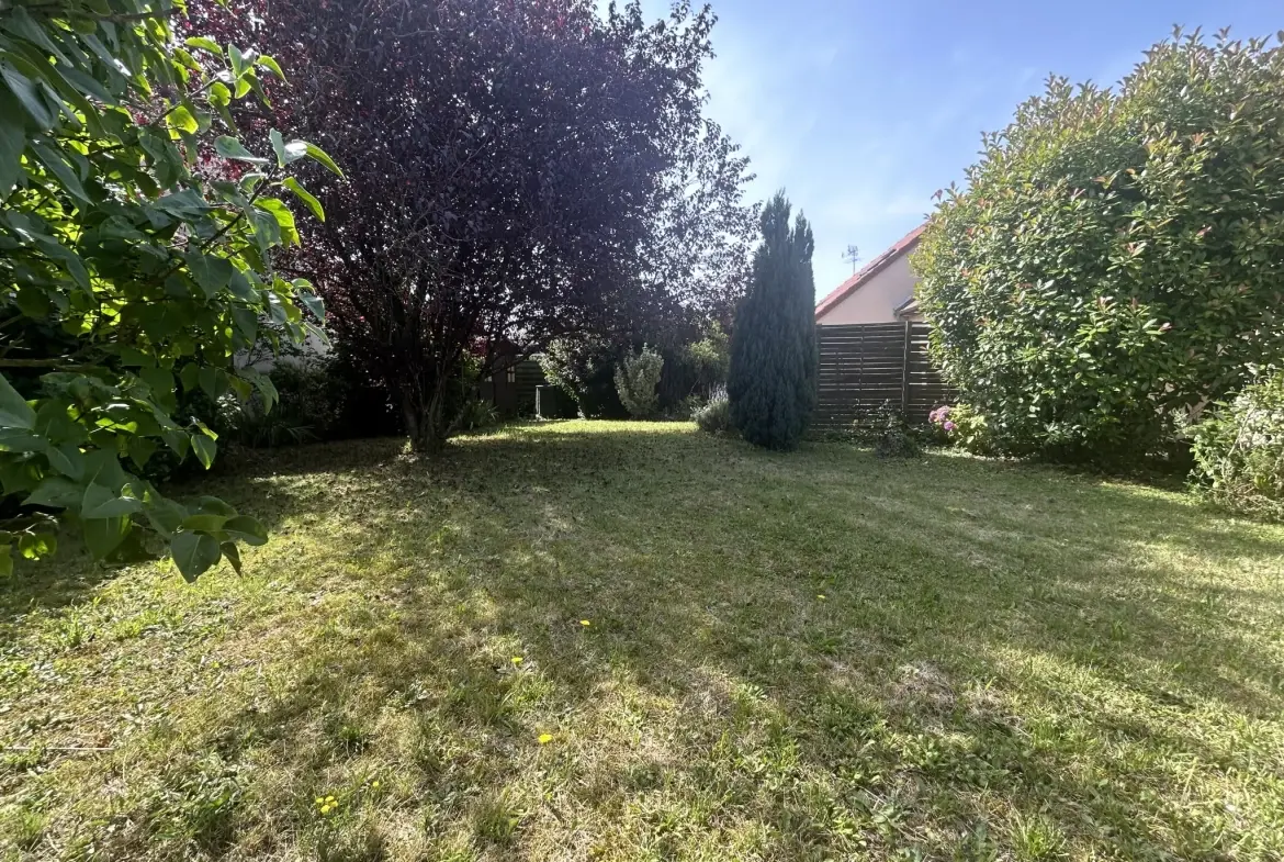 Maison à Angerville de 97 m² avec 4 chambres, garage et jardin arboré 