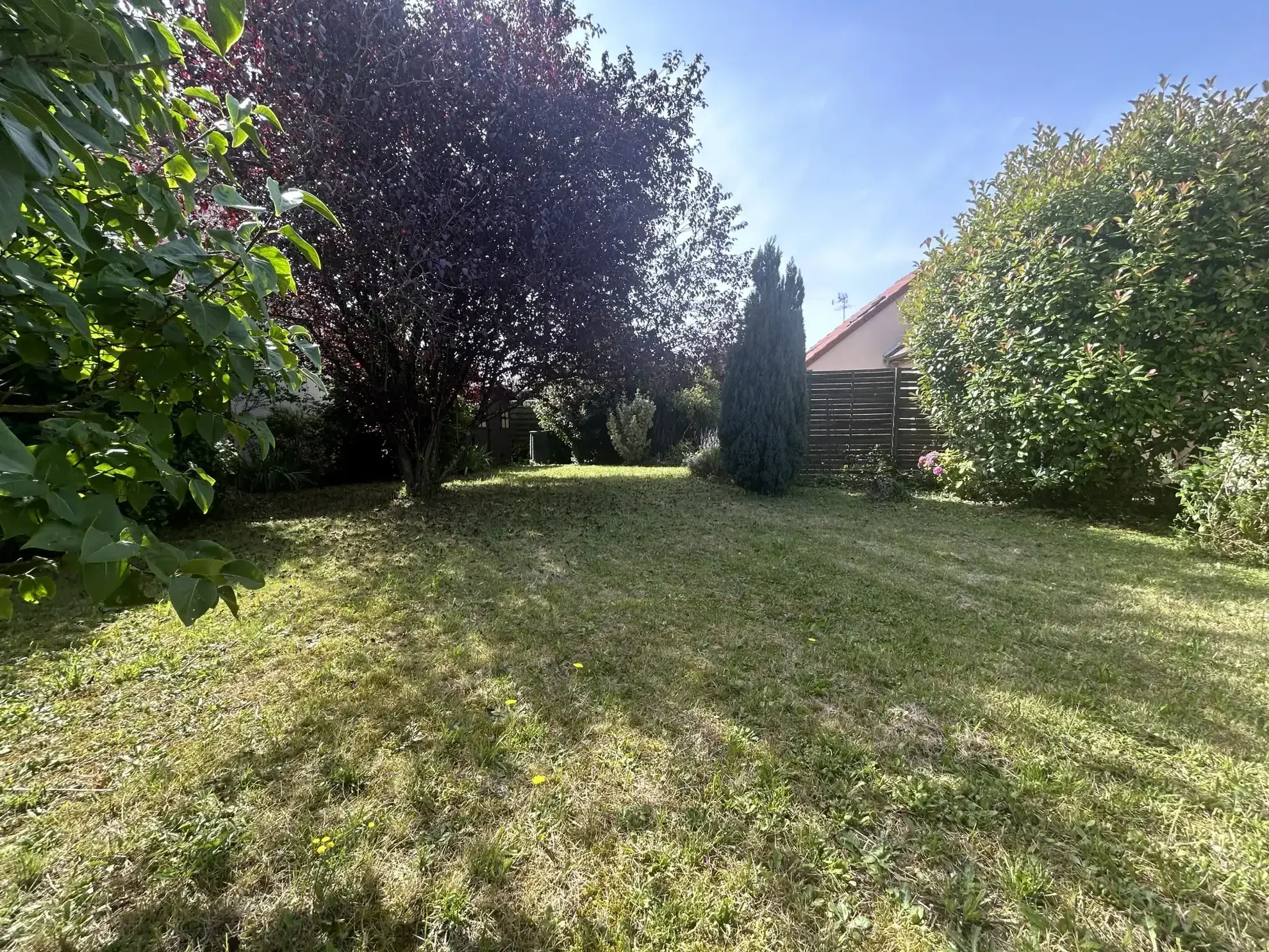 Maison à Angerville de 97 m² avec 4 chambres, garage et jardin arboré 