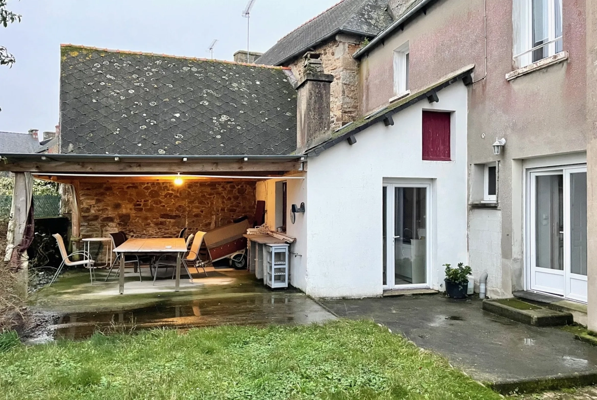 Maison de village avec terrasse et grenier à Goudelin, toutes commodités 
