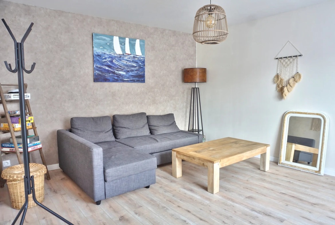 Maison de village avec terrasse et grenier à Goudelin, toutes commodités 
