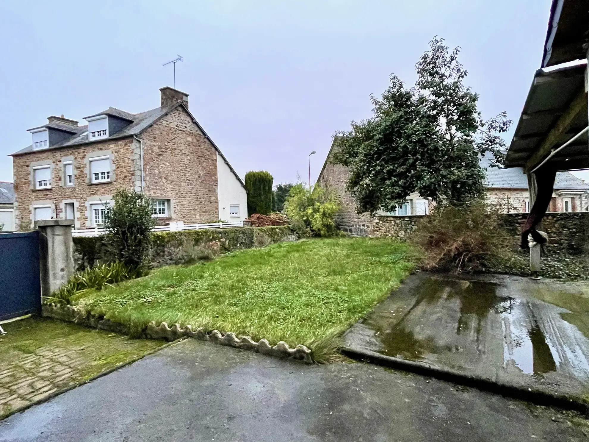 Maison de village avec terrasse et grenier à Goudelin, toutes commodités 