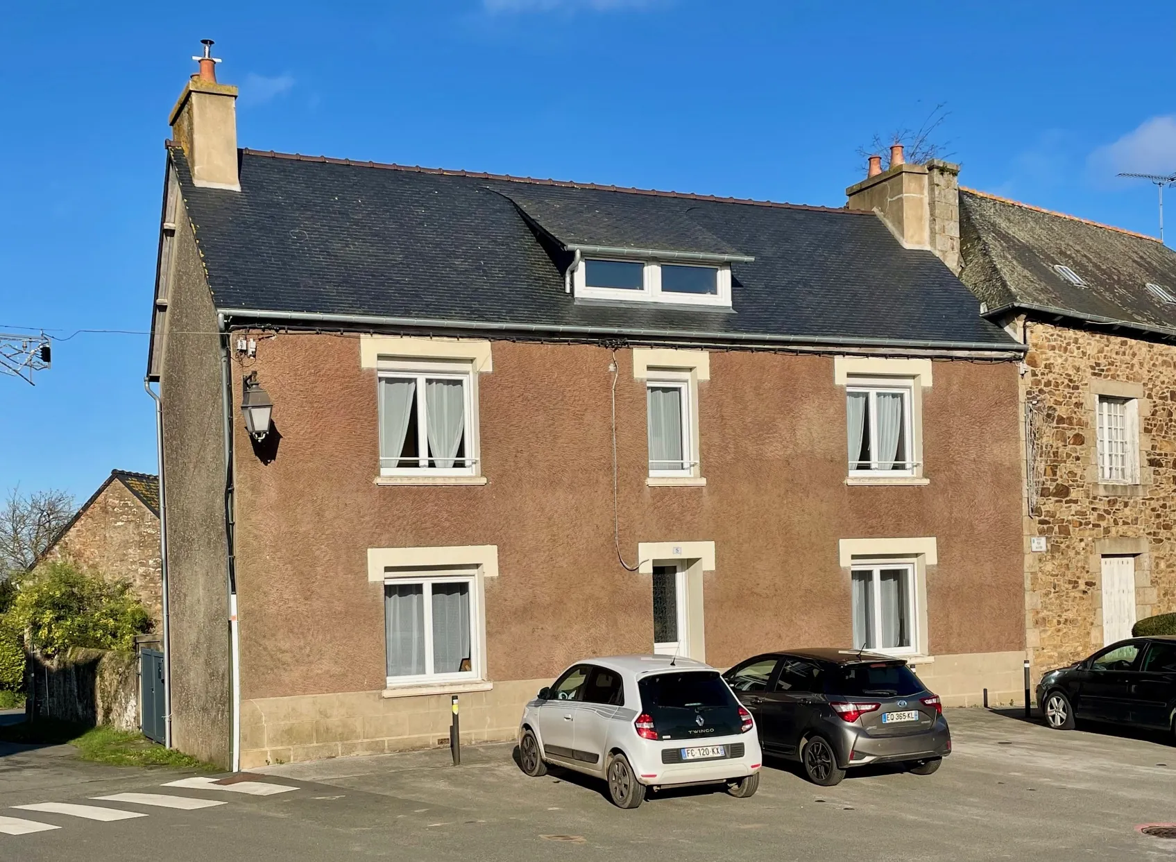 Maison de village avec terrasse et grenier à Goudelin, toutes commodités 