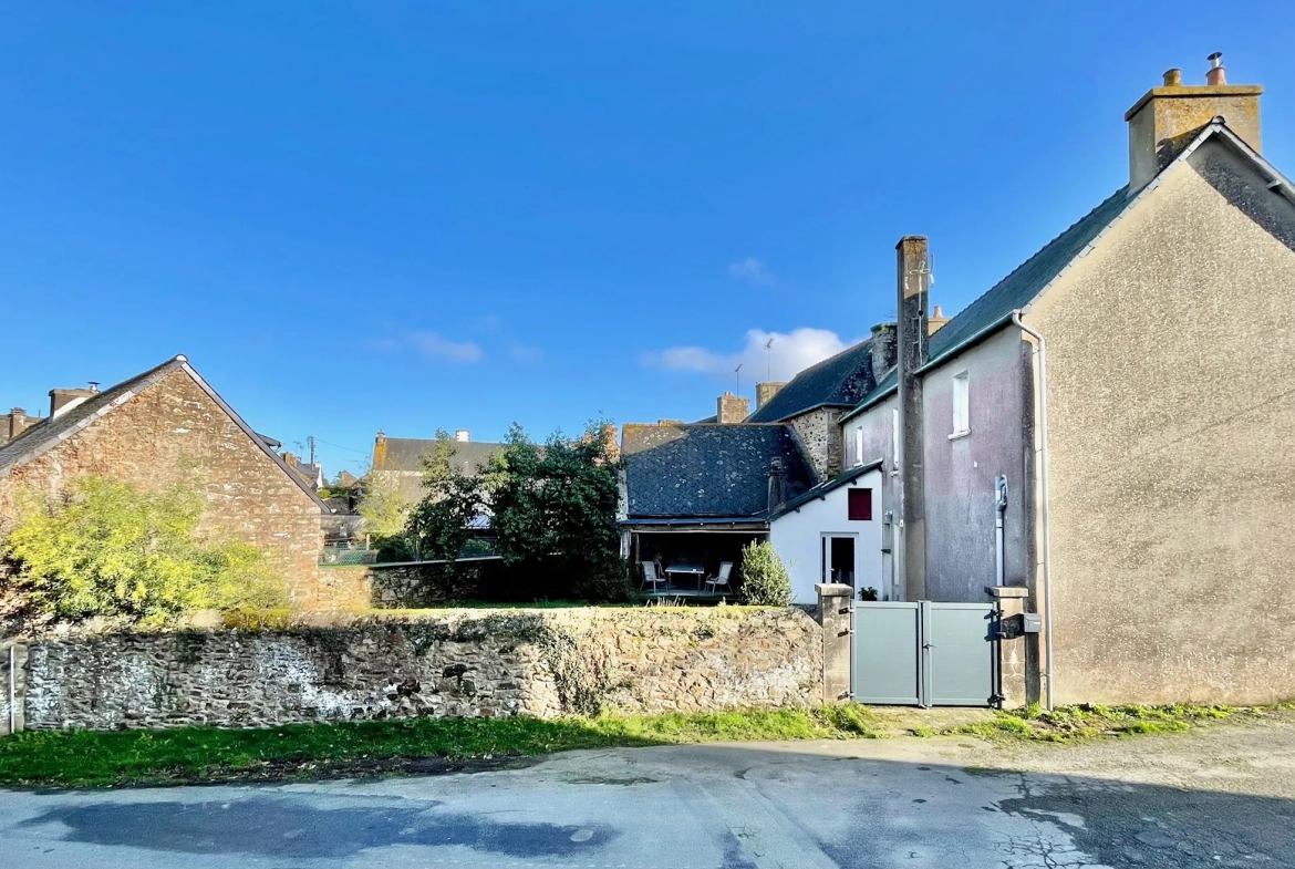 Maison de village avec terrasse et grenier à Goudelin, toutes commodités 