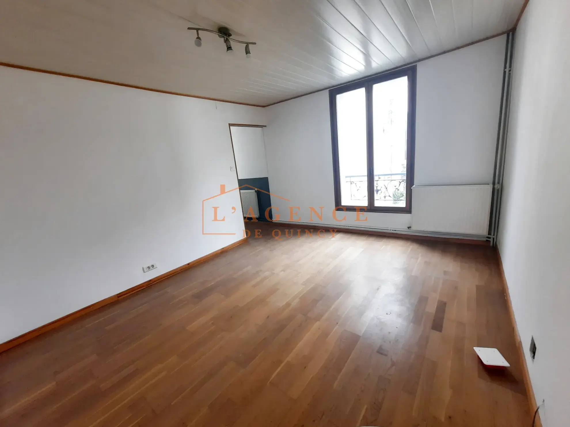 Maison de ville à Quincy-Voisins avec 3 chambres, cave et options de location de box ou jardin 