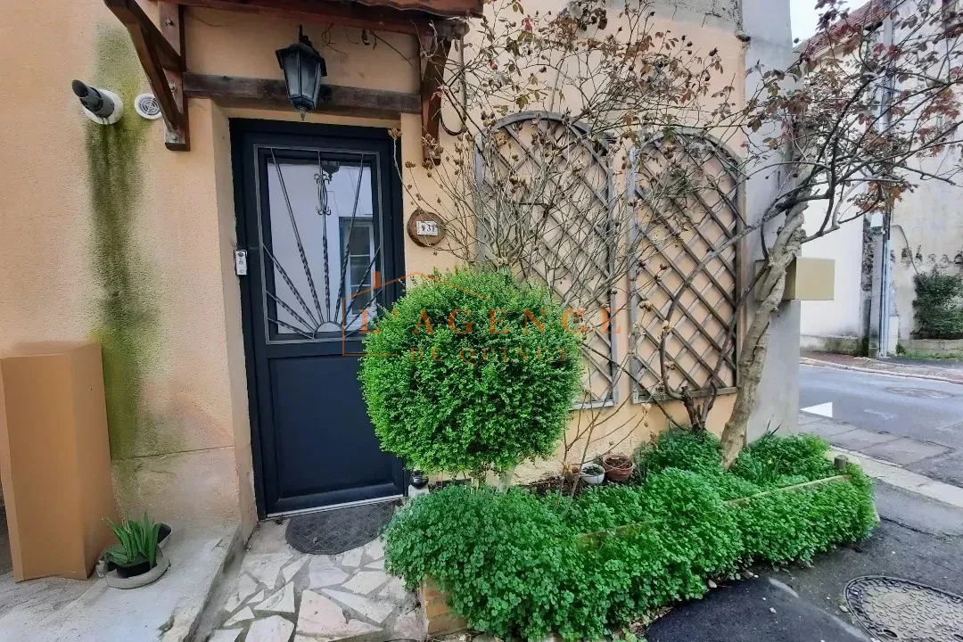 Maison de ville à Quincy-Voisins avec 3 chambres, cave et options de location de box ou jardin 