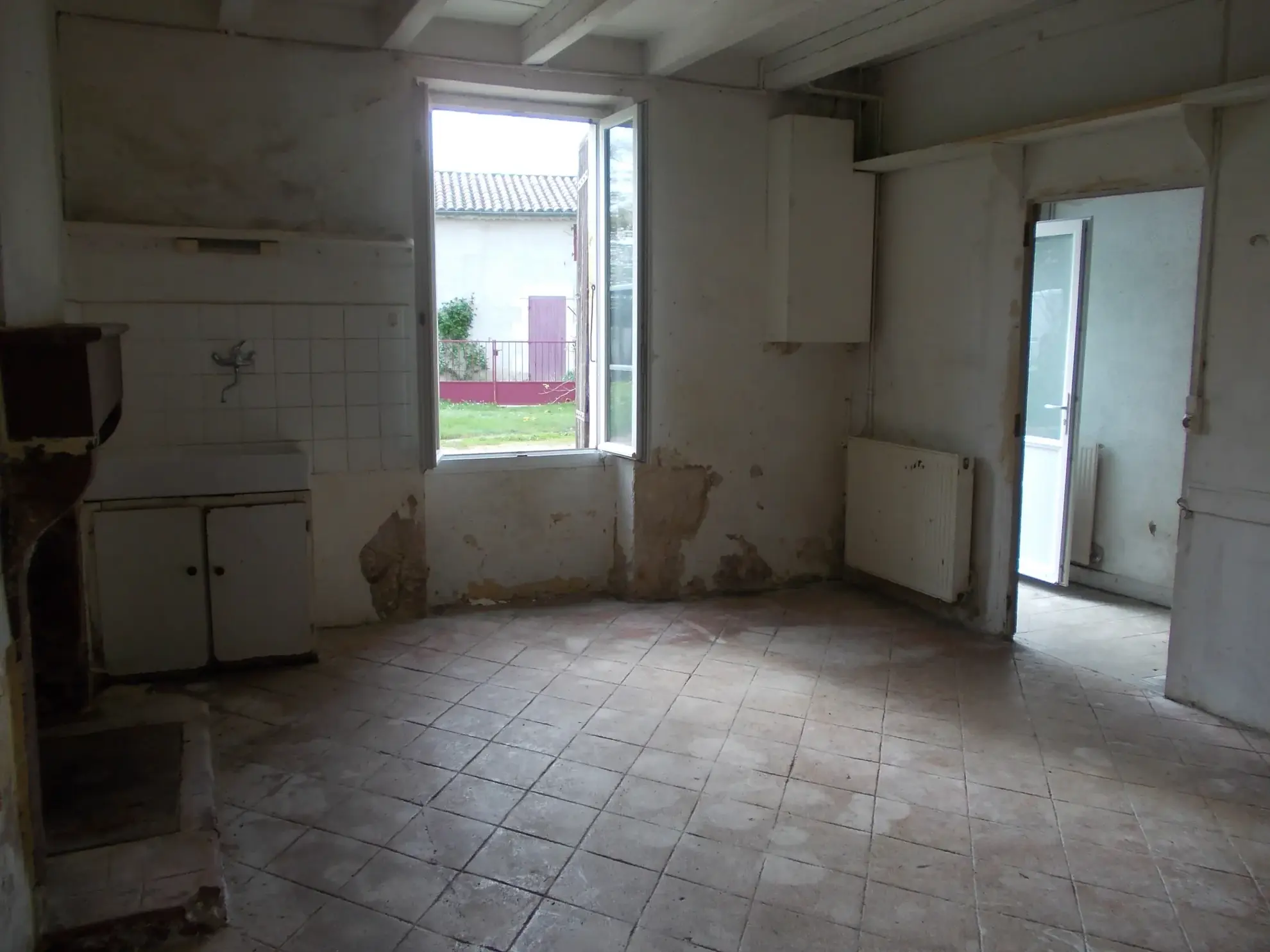 Maison de village charentaise à rénover avec écurie à Aumagne, idéal investisseur 