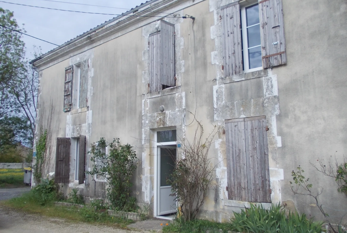 Maison de village charentaise à rénover avec écurie à Aumagne, idéal investisseur 