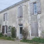 Maison de village charentaise à rénover avec écurie à Aumagne, idéal investisseur