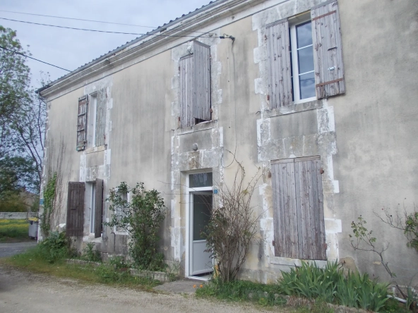 Maison de village charentaise à rénover avec écurie à Aumagne, idéal investisseur
