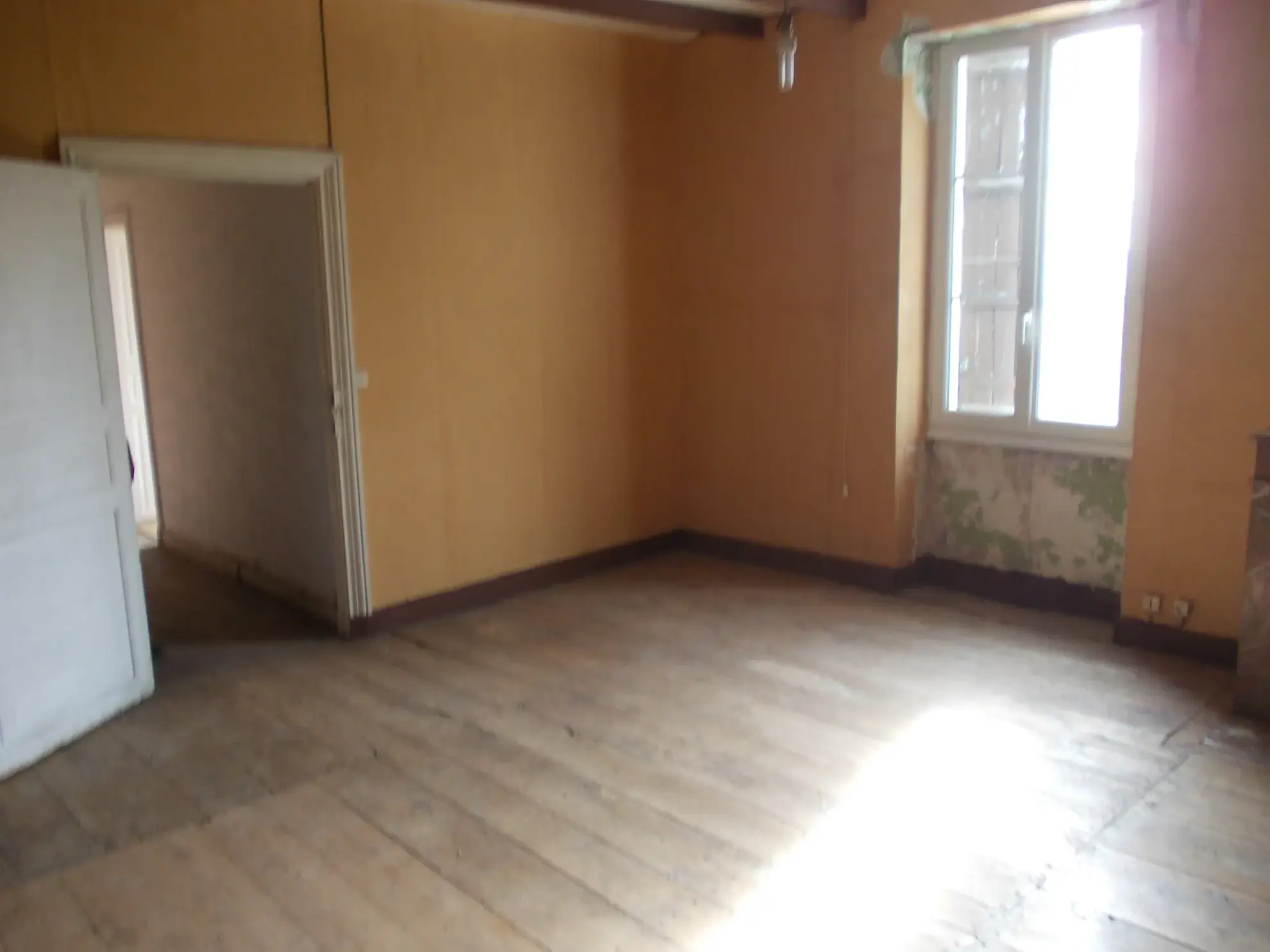 Maison de village charentaise à rénover avec écurie à Aumagne, idéal investisseur 