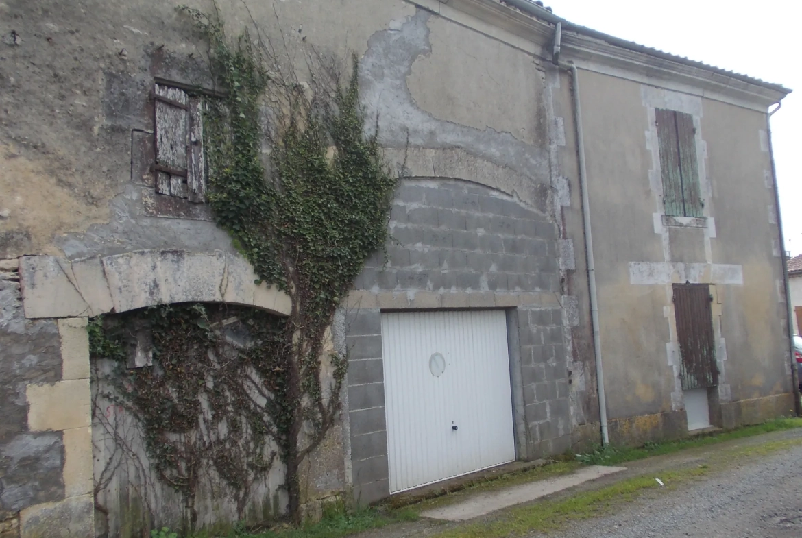 Maison de village charentaise à rénover avec écurie à Aumagne, idéal investisseur 