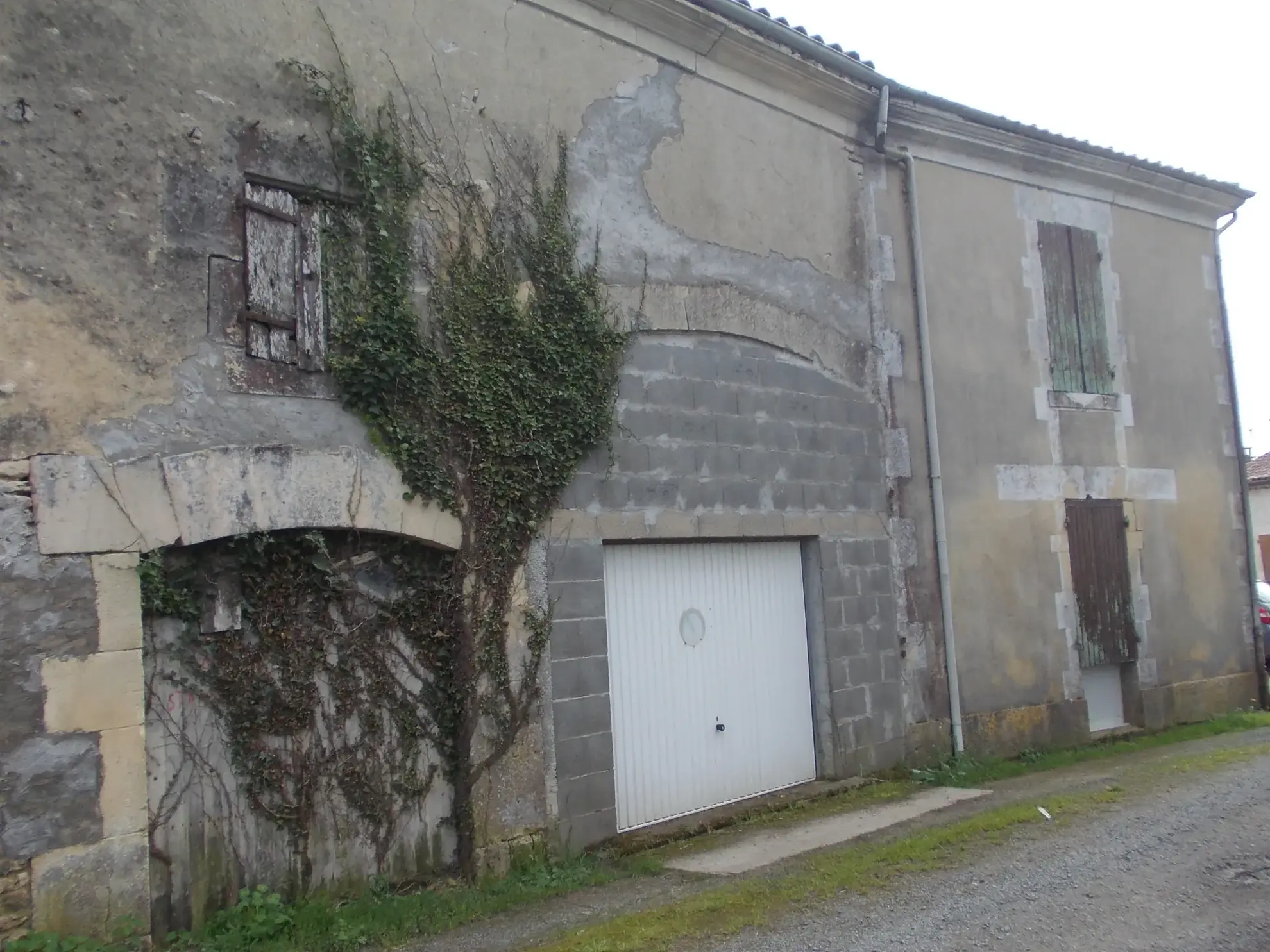 Maison de village charentaise à rénover avec écurie à Aumagne, idéal investisseur 