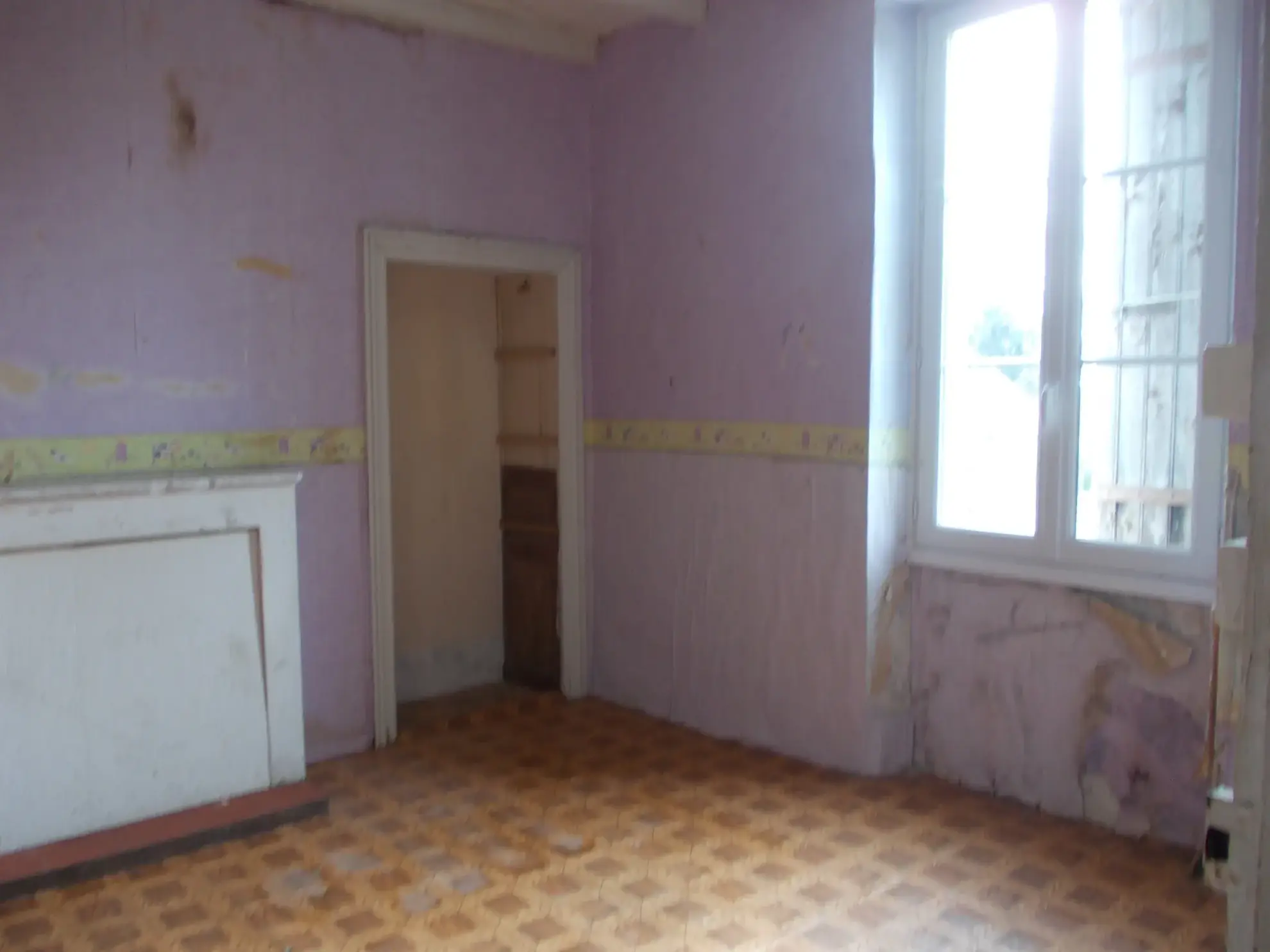 Maison de village charentaise à rénover avec écurie à Aumagne, idéal investisseur 