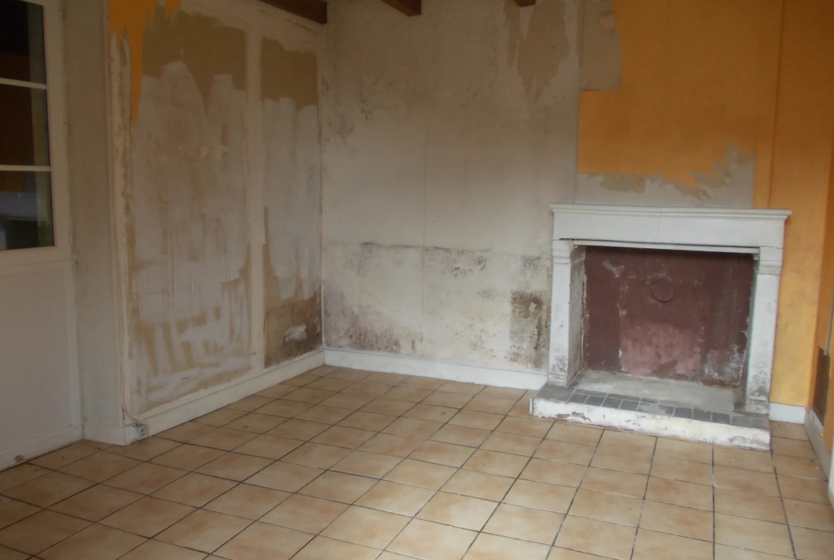 Maison de village charentaise à rénover avec écurie à Aumagne, idéal investisseur 